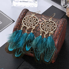 Charger l&#39;image dans la galerie, Boucles d&#39;Oreilles Attrape Rêves à Plumes Bleu femme bijoux bohème chic mode style caprteus de rêves indien amérindien traditionnel artisanal