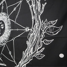 Charger l&#39;image dans la galerie, Tenture Murale Attrape Rêves Lune Noir &amp; Blanc